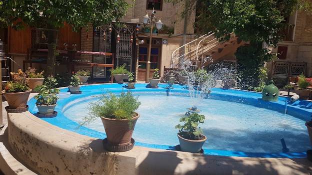 نمای اقامتگاه سنتی پنج دری در تور شیراز